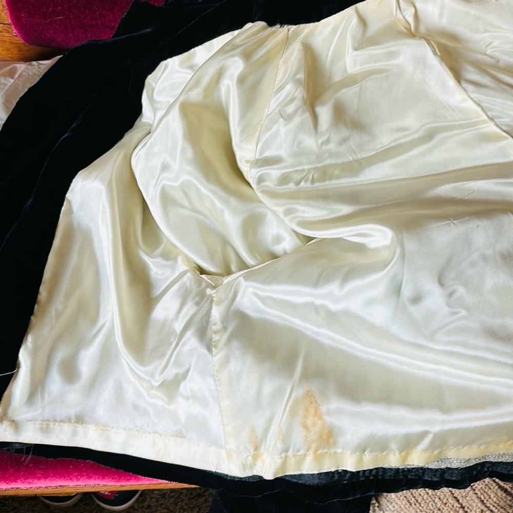 Vintage black velvet evening jacket. - Picture 5 of 5